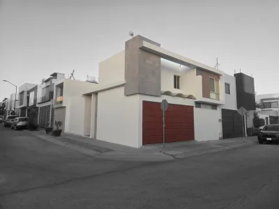 Casa en esquina en villa magna