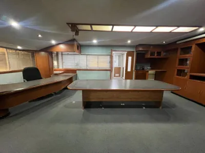 Oficina con bodega en renta en prados 2